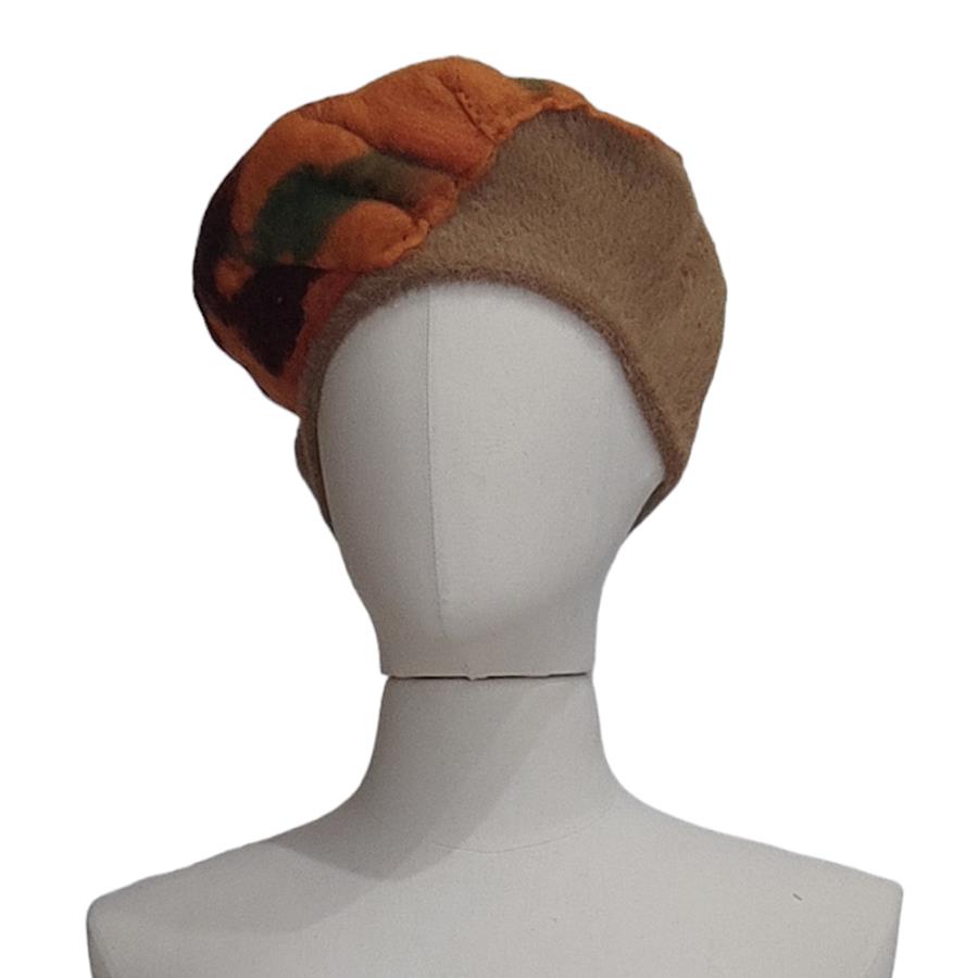 BOINA, patch beig  con bordado de patch naranja con diseño de hojas en lana enfieltrada, en lana fieltro