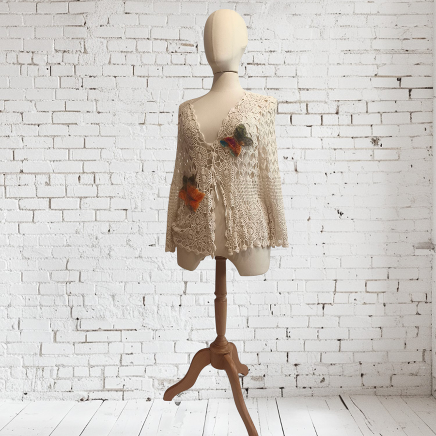 CAMISETA, PULL,  CHAQUETA, calado color crudo con aplicación bordada de lana enfieltrada, escote en pico