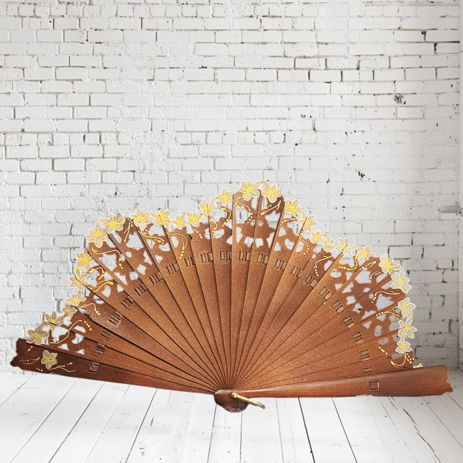 ABANICO baraja con calado,  color madera, dibujo de flor en oro, madera de arce lacado, tamaño medio