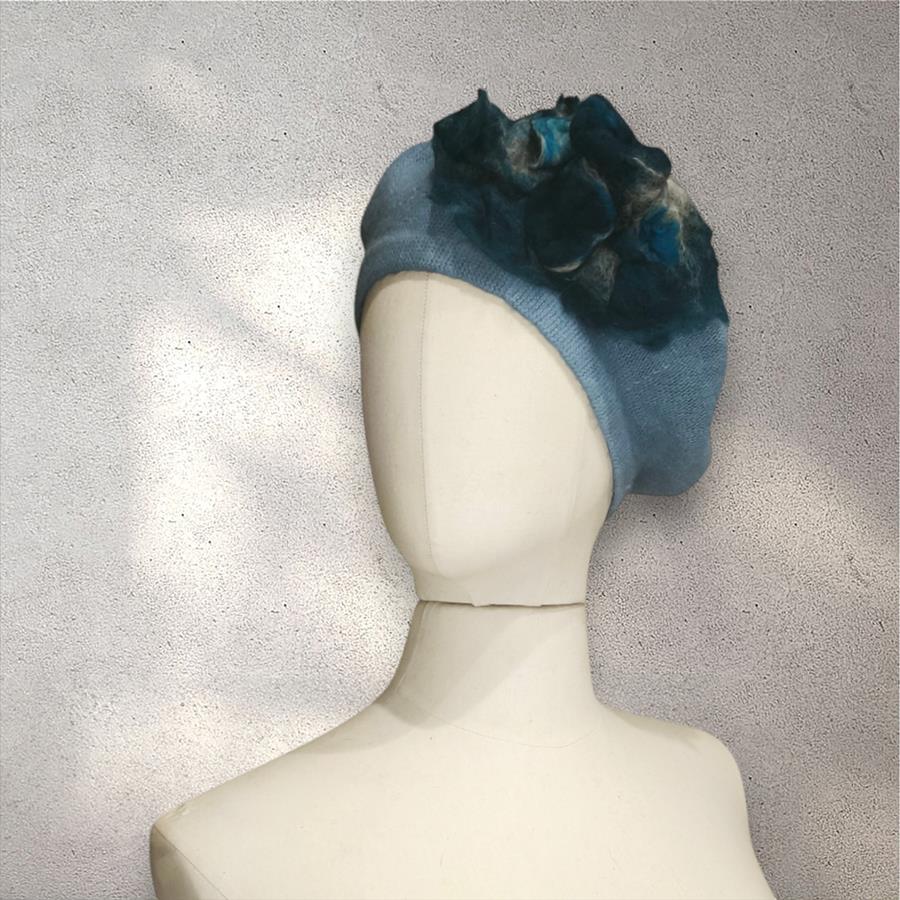 BOINA, azul celeste  con aplicación de flor turquesa en lana enfieltrada