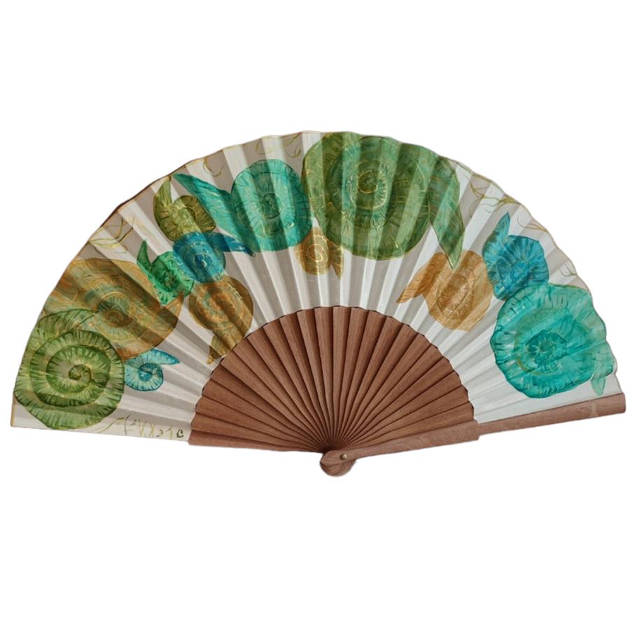ABANICO  en seda y madera de peral, dibujo  de caracolas verdes y azules. Talla clásico
