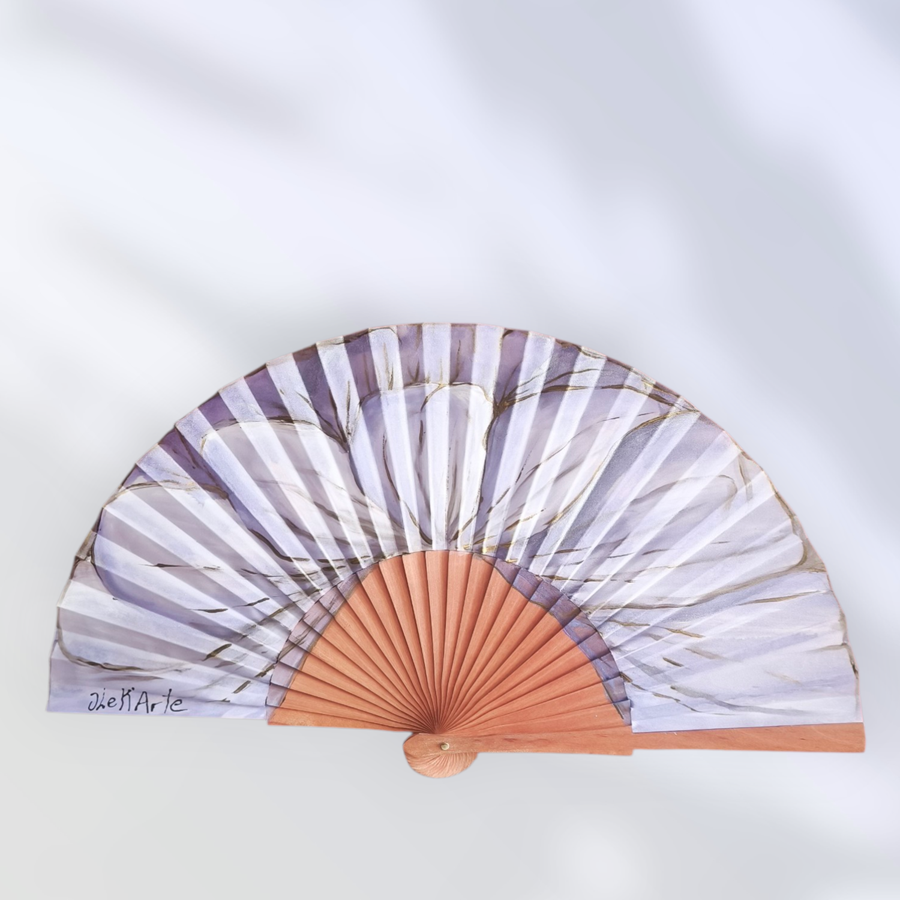 ABANICO  en seda y madera de peral, dibujo de flor de grandes pétalos malva. Talla clásico