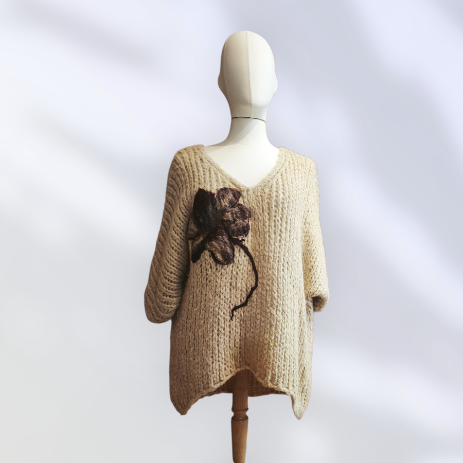 JERSEY, PULL, Maxi pull oversize de punto abierto color beig con flor de lana enfientrada en aplicación