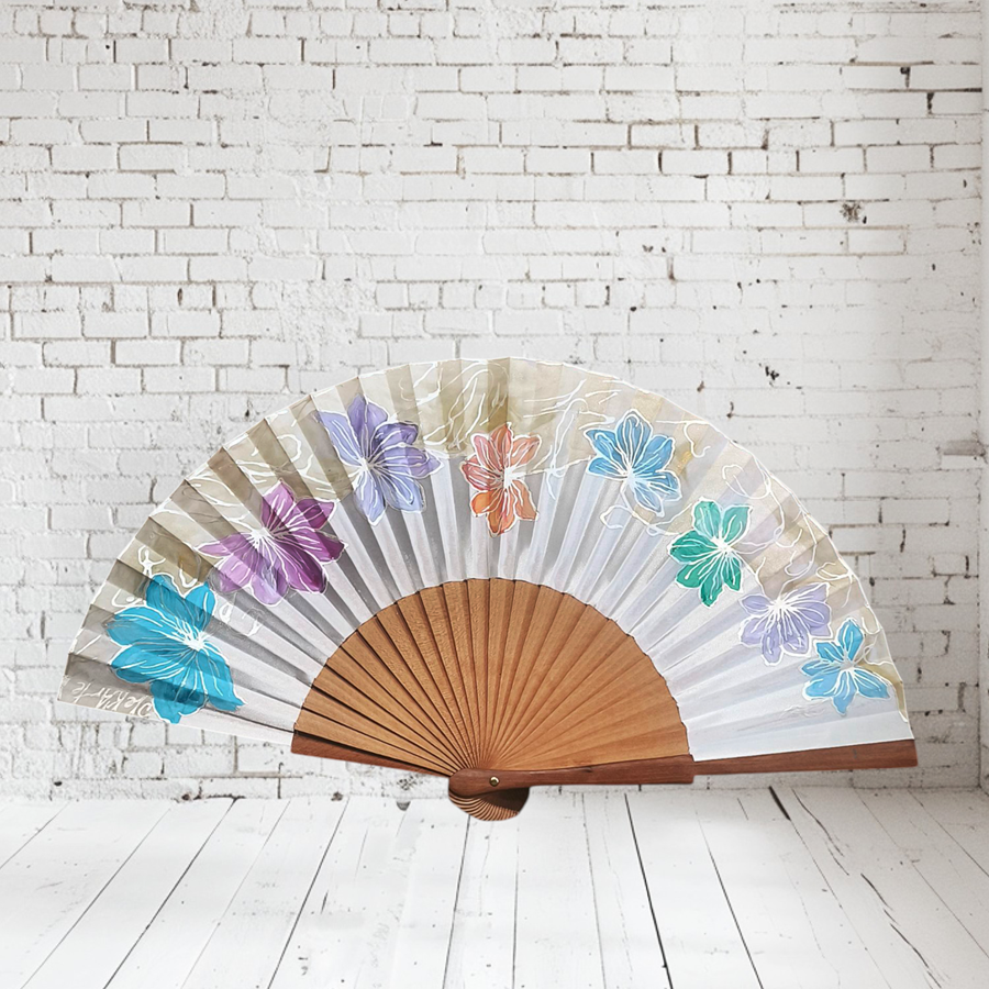 ABANICO  en seda y madera de peral, dibujo de flores en multicolor. Talla clásico