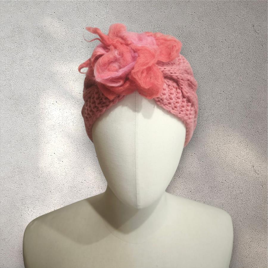 TURBANTE tipo cinta trenzada de color coral con flor coral de lana fieltro