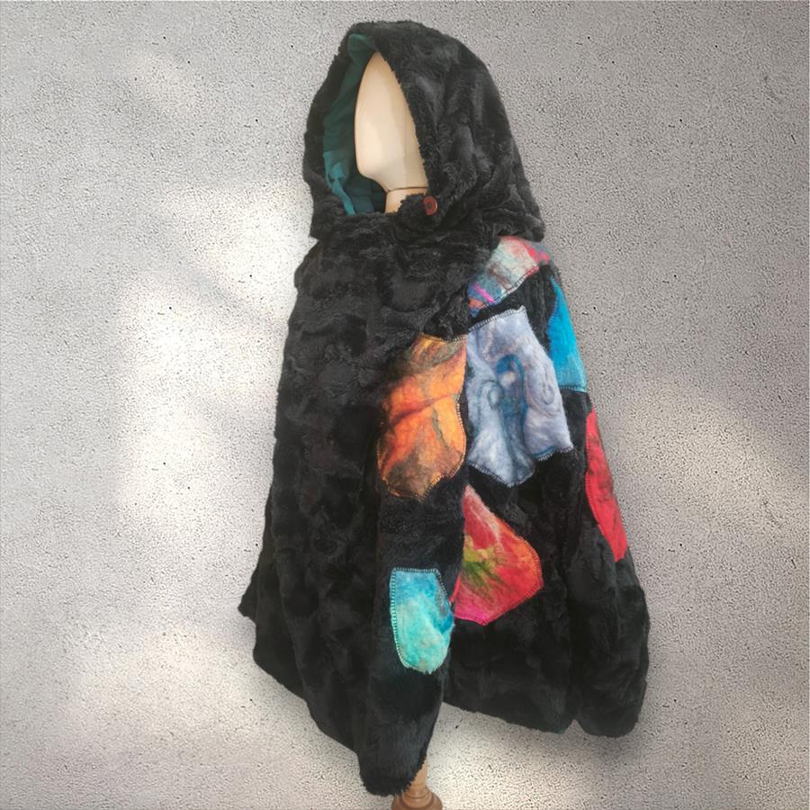 Chaquetón reversible color petroleo con bordado de patch multicolor