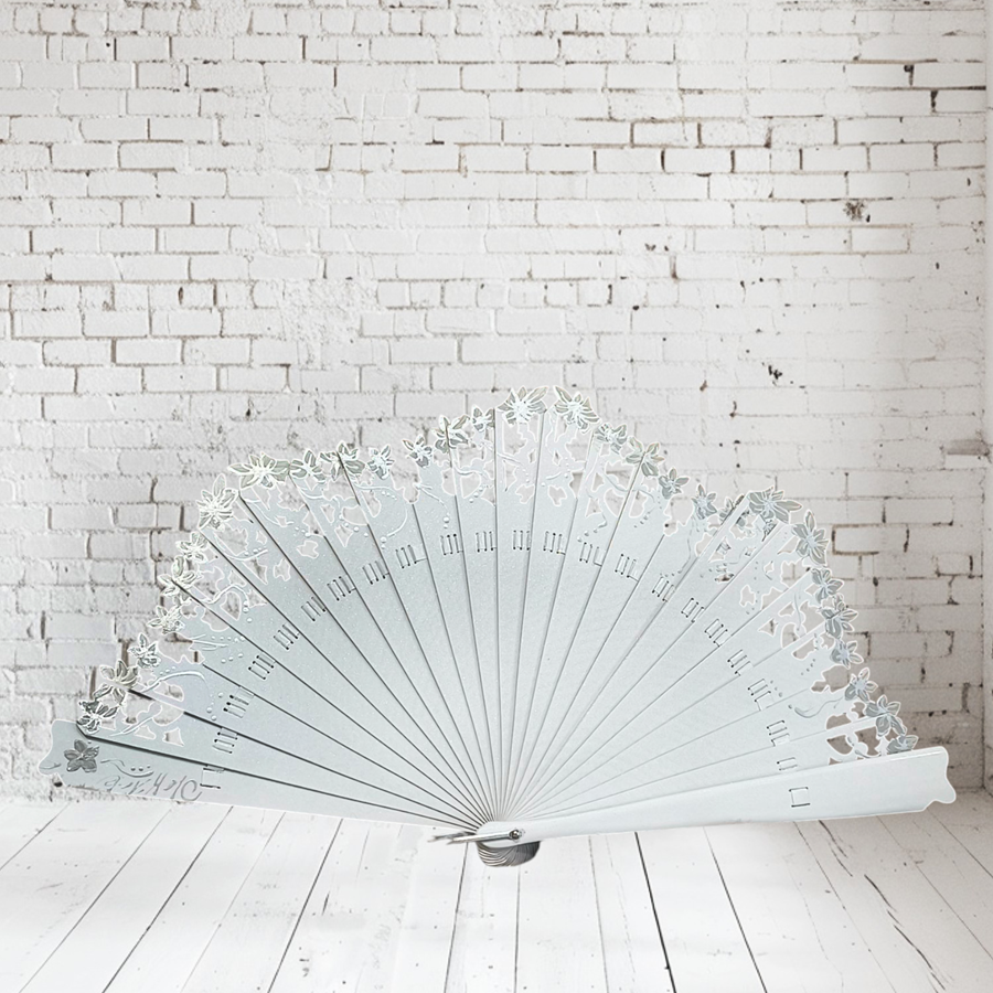 ABANICO baraja con calado,  color blanco, dibujo de flor plata, madera de arce lacado, tamaño medio