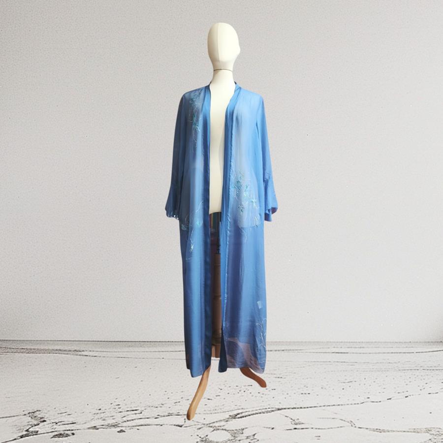  KIMONO,de seda color azul, pintada a mano con mariposas