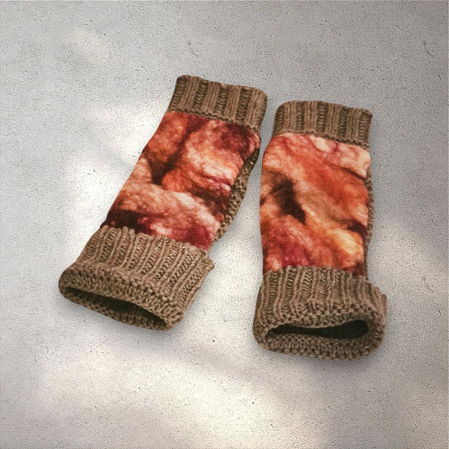 MITON, beig con patch bordado en lana merino en tonos marron