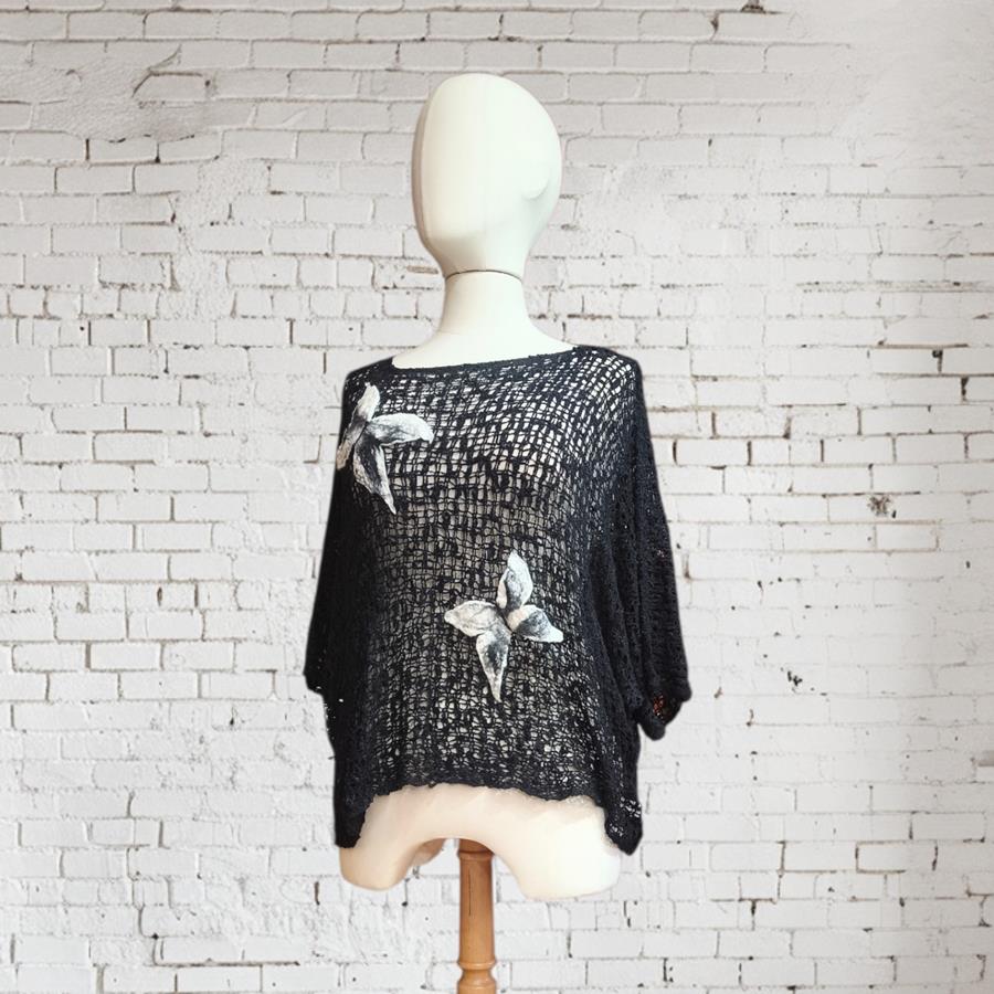 CAMISETA, PULL, calado color negro con aplicación bordada de mariposa en lana enfieltrada