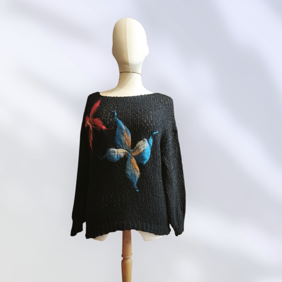 JERSEY, PULL, con hilo de fantasía color negro con mariposas de lana enfientrada en aplicación