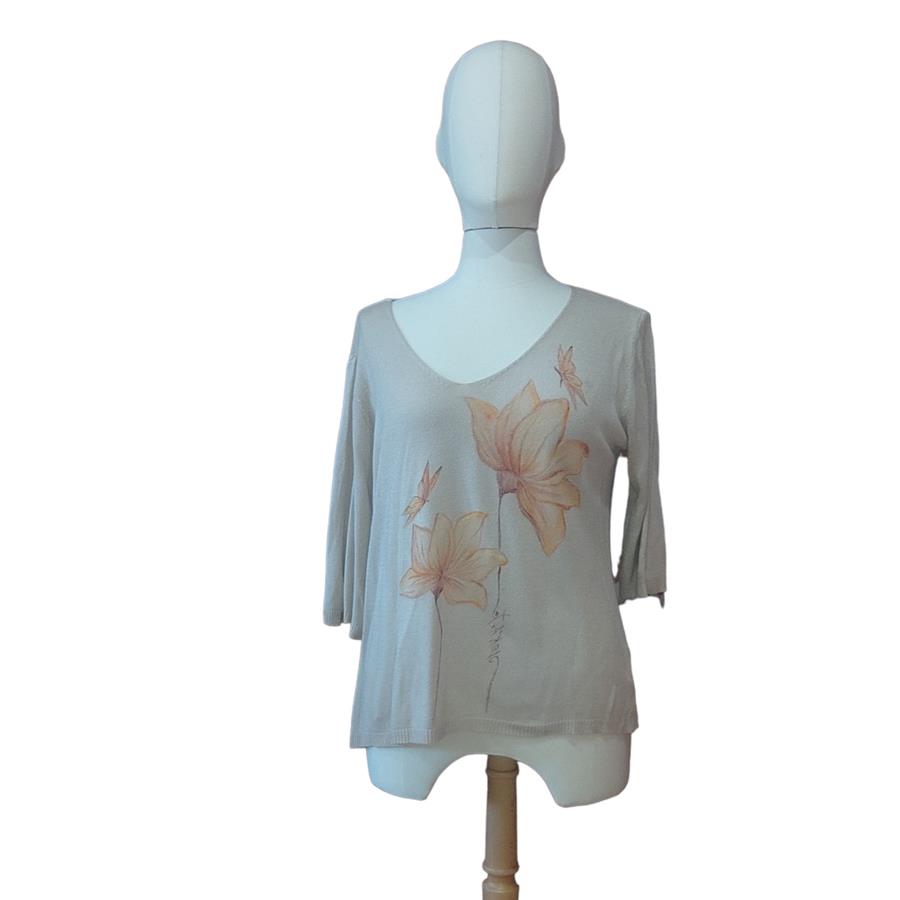 CAMISETA, PULL, color beig  con dibujo de flor naranja, escote en pico, manga francesa