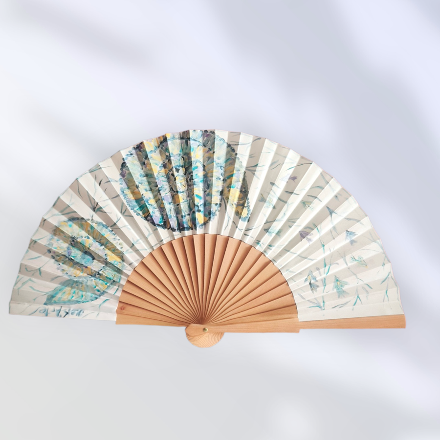 ABANICO  en seda y madera de peral, dibujo  de caracolas  azules. Talla clásico