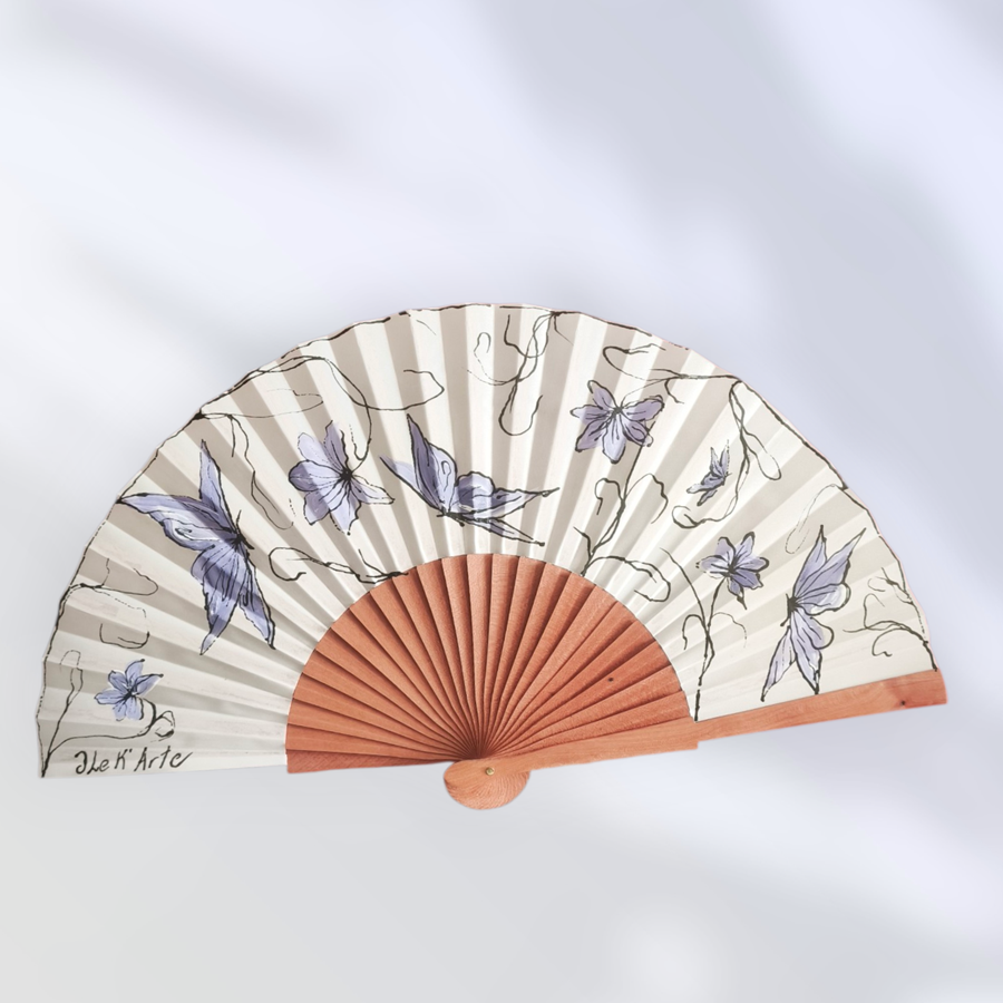 ABANICO  en seda y madera de peral, dibujo de mariposas malva. Talla clásico