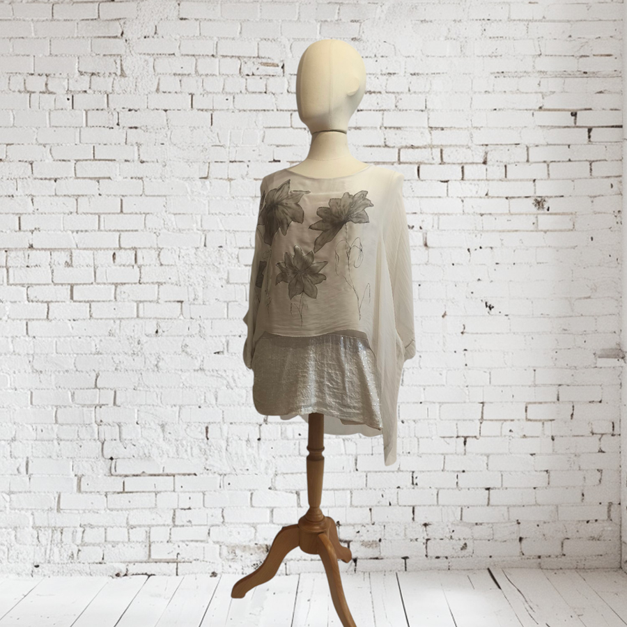 TUNICA ,blusa en gasa de seda, color piedra dibujo de flores y detalle de lentejuelas en bajo
