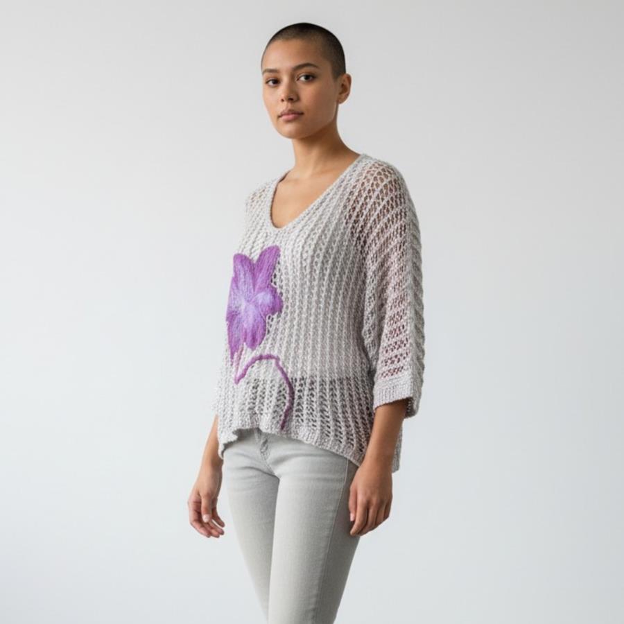 CAMISETA, PULL, calado color malva con aplicación bordada de flor morada en lana enfieltrada