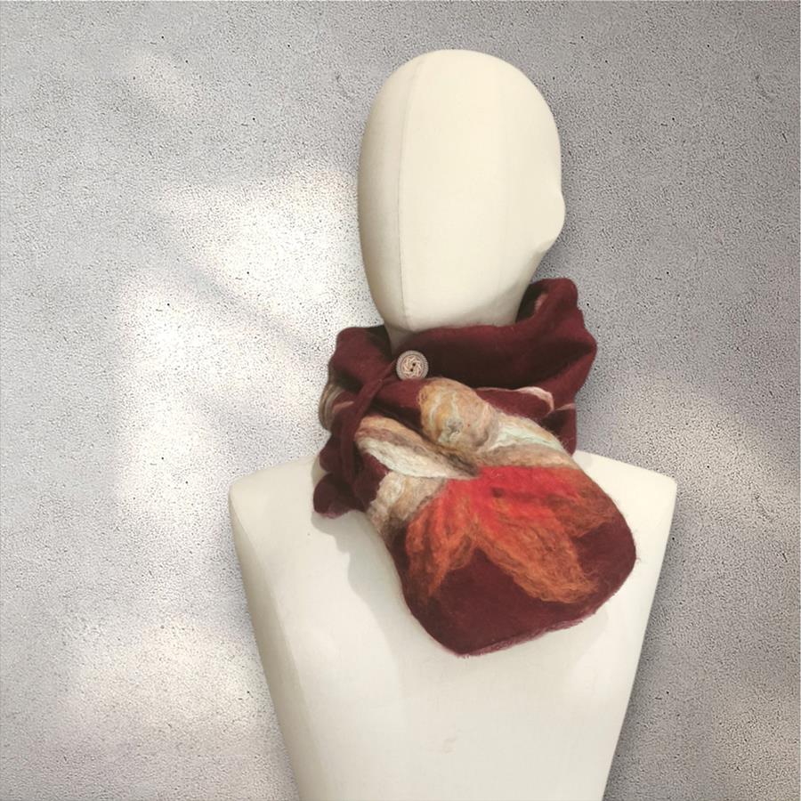 CUELLO, tono granate diseño de flor, en lana merino afieltrada, con interior de modal tèrmico, para evitar alergias.