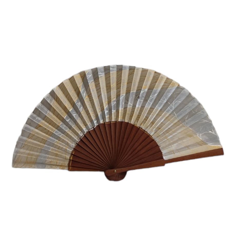 ABANICO  en seda y madera de peral, dibujo de espirales en tonos grises y oro. Talla clásico