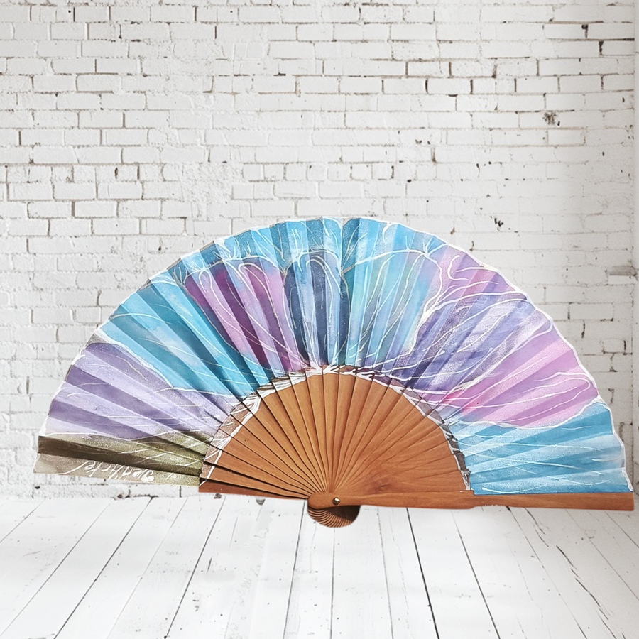 ABANICO  en seda y madera de peral, dibujo de gran flor azul y malva. Talla clásico