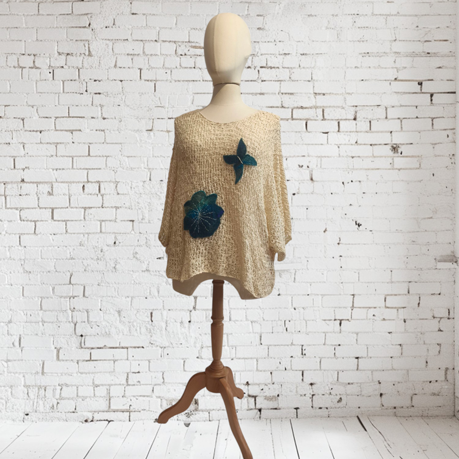 CAMISETA, PULL, calado color crudo con aplicación bordada de mariposa en lana enfieltrada, escote en barco, manga francesa