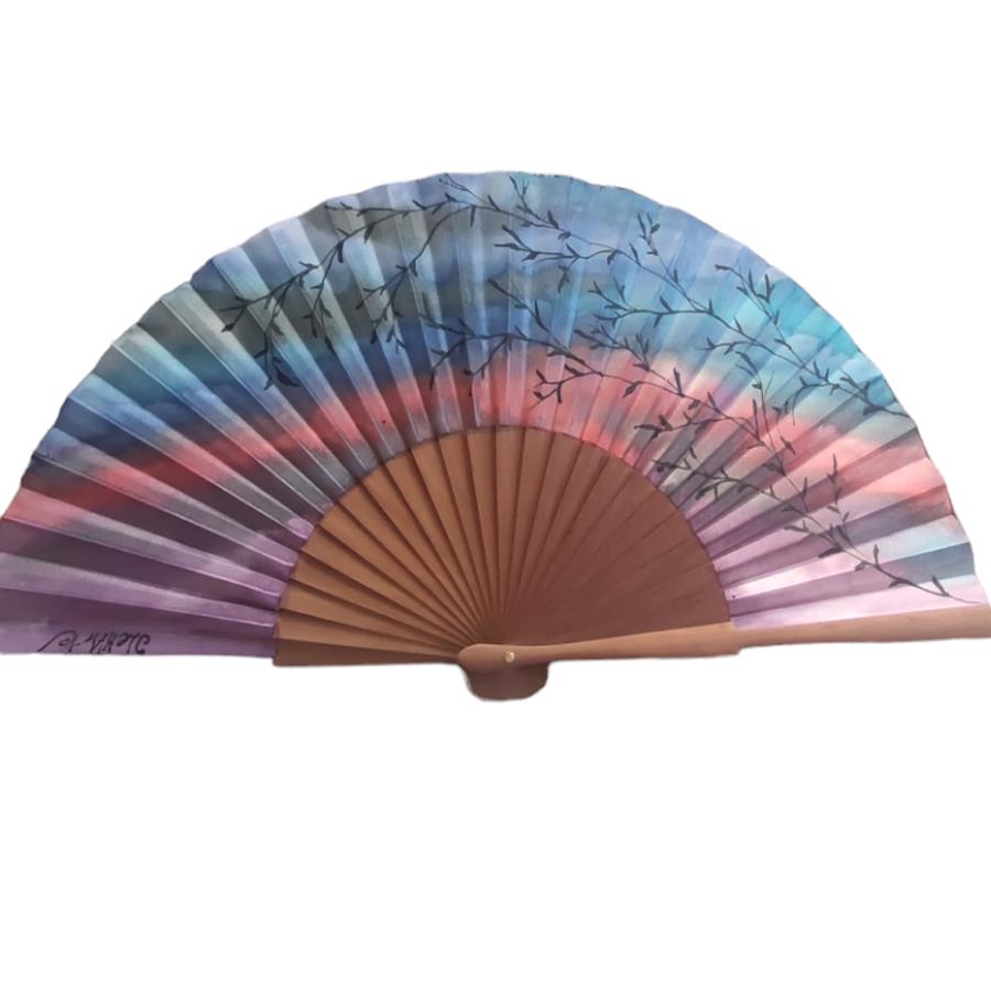 ABANICO  en seda y madera de peral, dibujo degrade multicolor. Talla clásico