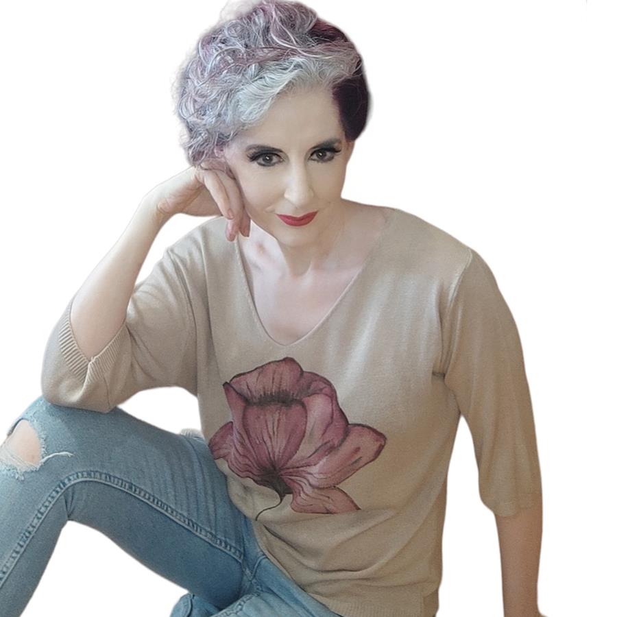 CAMISETA, PULL, color beig  con dibujo de flor roja, escote en pico, manga francesa