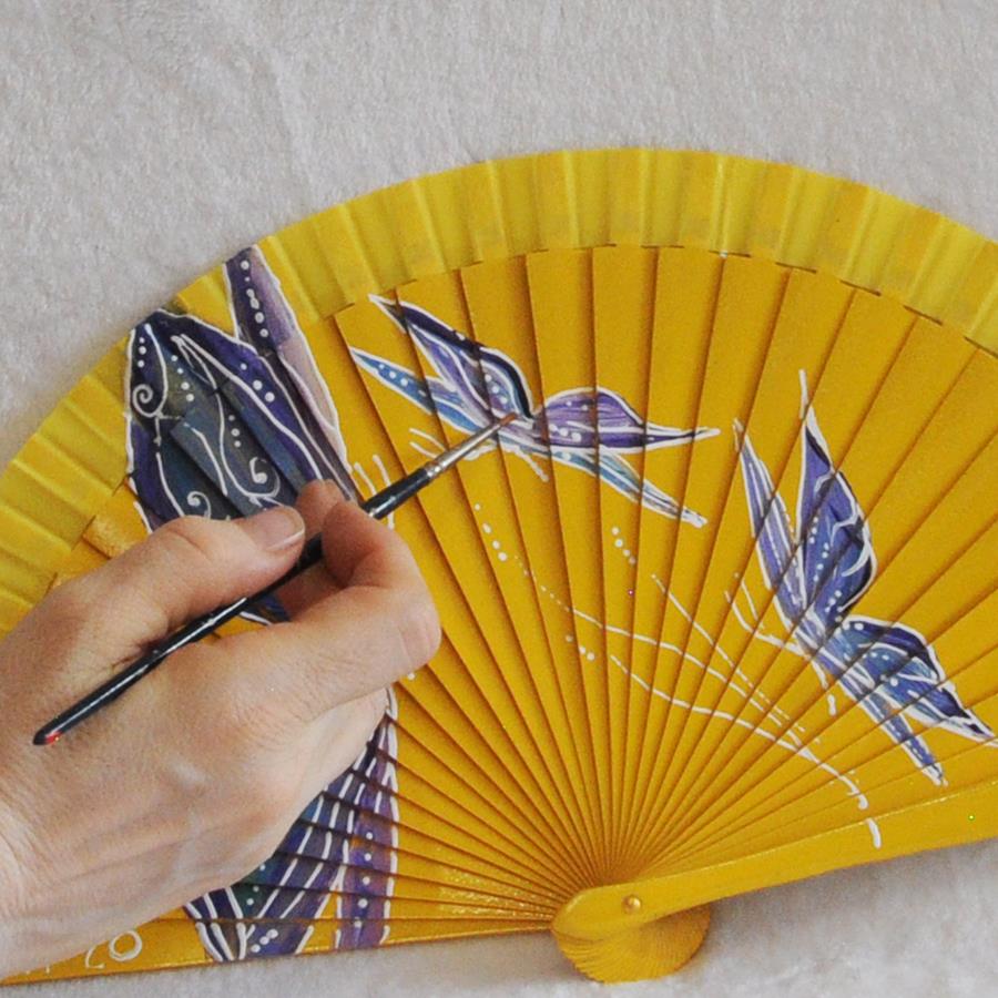 ABANICO de bolsillo, color amarillo, dibujo de mariposas, madera de arce lacada, tamaño pequeño