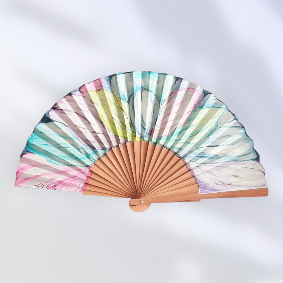 ABANICO  en seda y madera de peral, pintado a mano con  gran flor multicolor. Talla clásico
