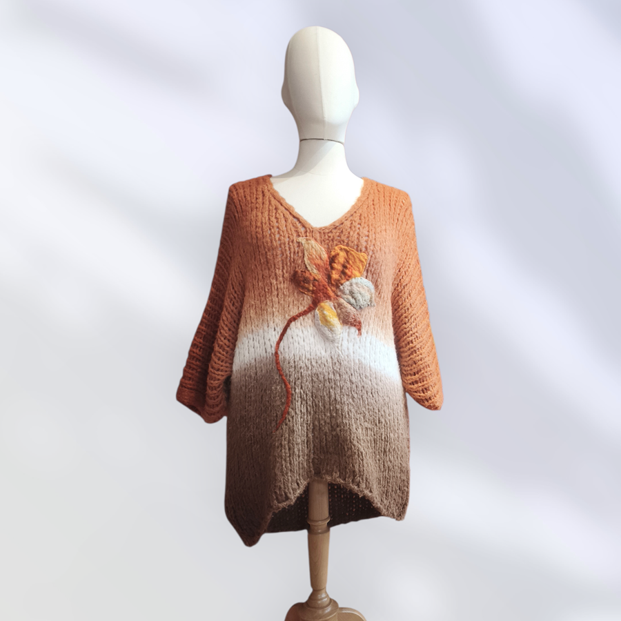 JERSEY, PULL, Maxi pull oversize de punto abierto en degrade en tonos cálidos con aplicación de flor en lana enfieltradas