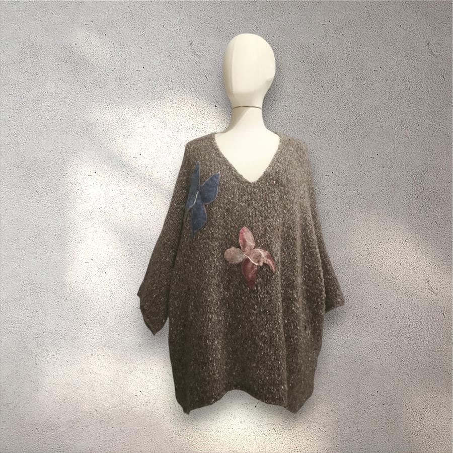 JERSEY, PULL, Maxi pull oversize de hilo de fantasia decolor gris con aplicación de mariposas de lana enfieltradas