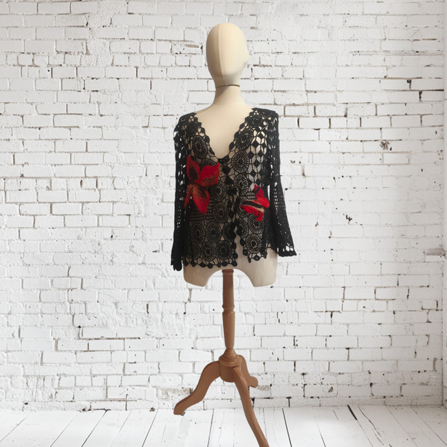 CAMISETA, PULL,CHAQUETA, calado color negro con aplicación bordada en lana enfieltrada, escote en pico.