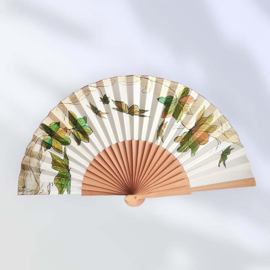 ABANICO  en seda y madera de peral, dibujo de mariposas en verde.Talla clásico