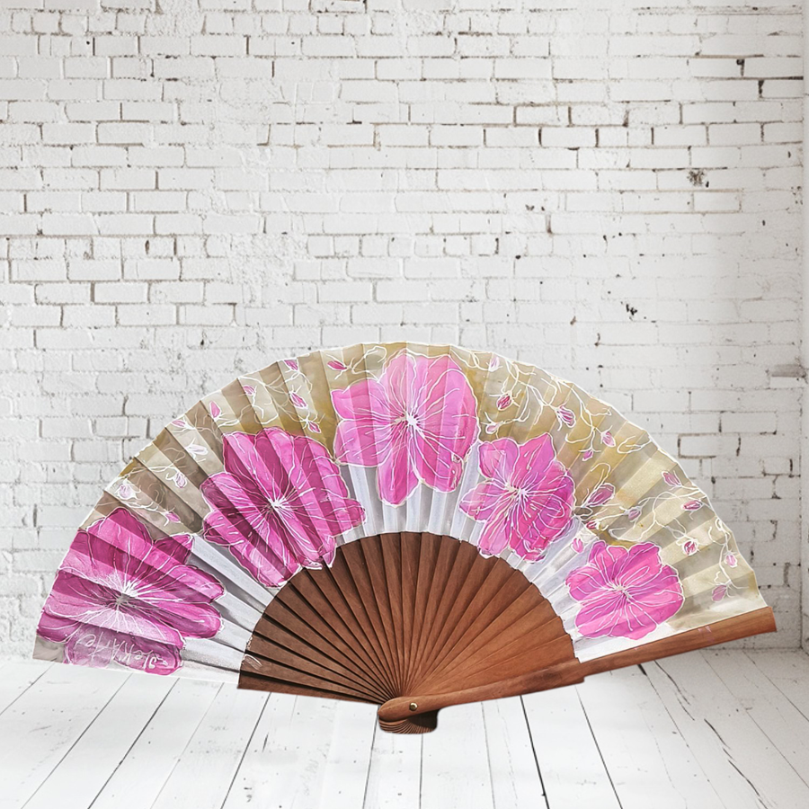 ABANICO  en seda y madera de peral, dibujo de flores en rosa. Talla clásico