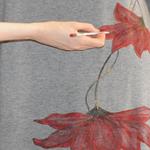 VESTIDO largo, de punto, color gris, dibujo de flor rojo, en viscosa y lana