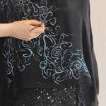 TUNICA, bajo falda lentejuelas en gasa de seda, color negro dibujo de espirales azules