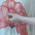 CAMISETA, PULL, color crudo  con dibujo de flor roja, escote en pico, manga larga
