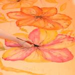 FULAR, en Seda satén, color naranja coral, dibujo flor  coral y rosa