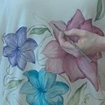CAMISETA, PULL, color crudo  con dibujo de flores multicolores, escote en pico, manga francesa