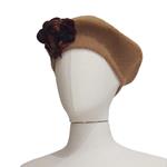 BOINA, beig,  con bordado de flor marrón en lana enfieltrada