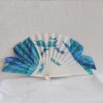 ABANICO pericón, color blanco, dibujo de mariposas azules, en madera lacada , tamaño muy grande