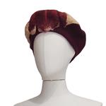BOINA, patch granate  con bordado de patch con diseño de flor roja en lana enfieltrada, en lana fieltro