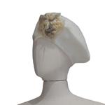BOINA, crudo con bordado de flor natural en lana enfieltrada, en lana fieltro
