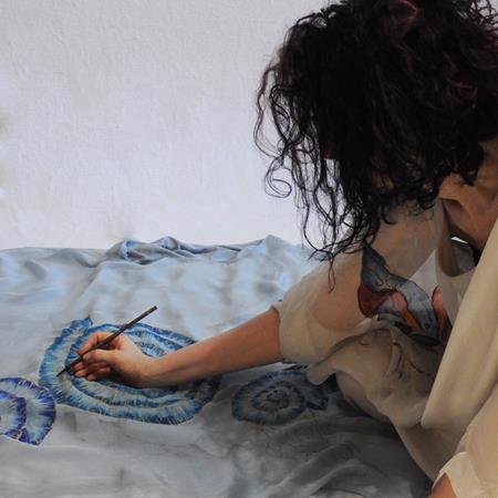 Pintando caracolas en túnica de seda | Artesania Textil