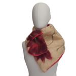 CUELLO, asimétrico tono beig y diseño de flor roja, en lana merino afieltrada, con interior de modal tèrmico, para evitar alergias.