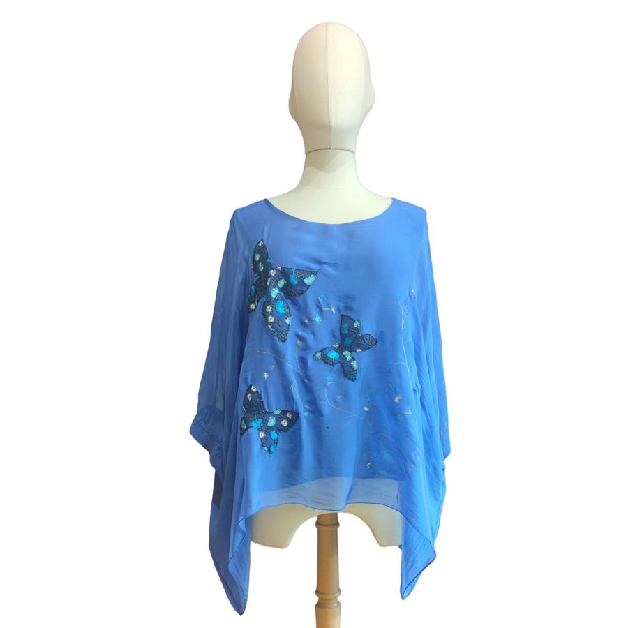 TUNICA ,blusa en gasa de seda, color azul, dibujo de flores y aplicación de mariposas bordadas