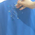 TUNICA ,blusa en gasa de seda, color azul, dibujo de flores y aplicación de mariposas bordadas
