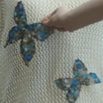 CAMISETA, PULL, calado color crudo  con  aplicación bordada de mariposas en azul, escote en pico, manga francesa