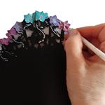 ABANICO baraja con calado,  color negro, dibujo de flor en tono pastel, madera de arce lacado, tamaño medio