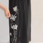 Pantalón, color negro, dibujo de flores blancas, en  gasa de seda.