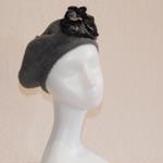 BOINA, gris con bordado de flor negra, en lana fieltro